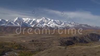 美丽的全景拍摄雪山阿尔泰山峰。